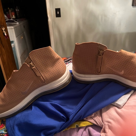 These are some really soft shoes, Nikes - Picture 3 of 7